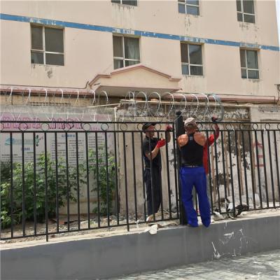 昌吉乌鲁木齐二十二中学校刀片刺网施工案例